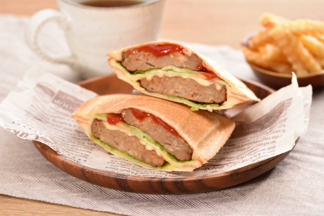 肉汁溢れる重厚な2段ハンバーガー