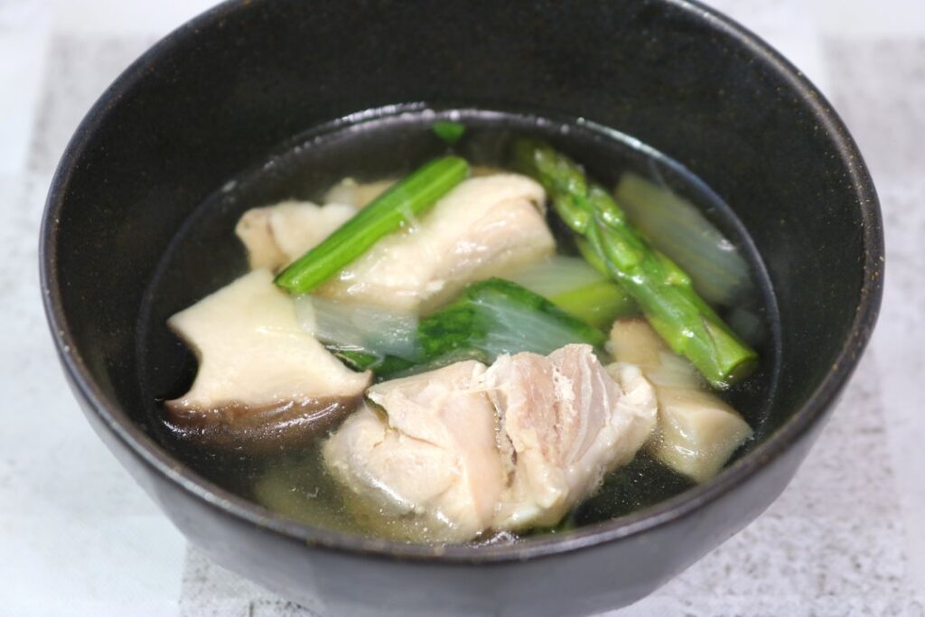 鶏だしときのこの和風コンソメスープ